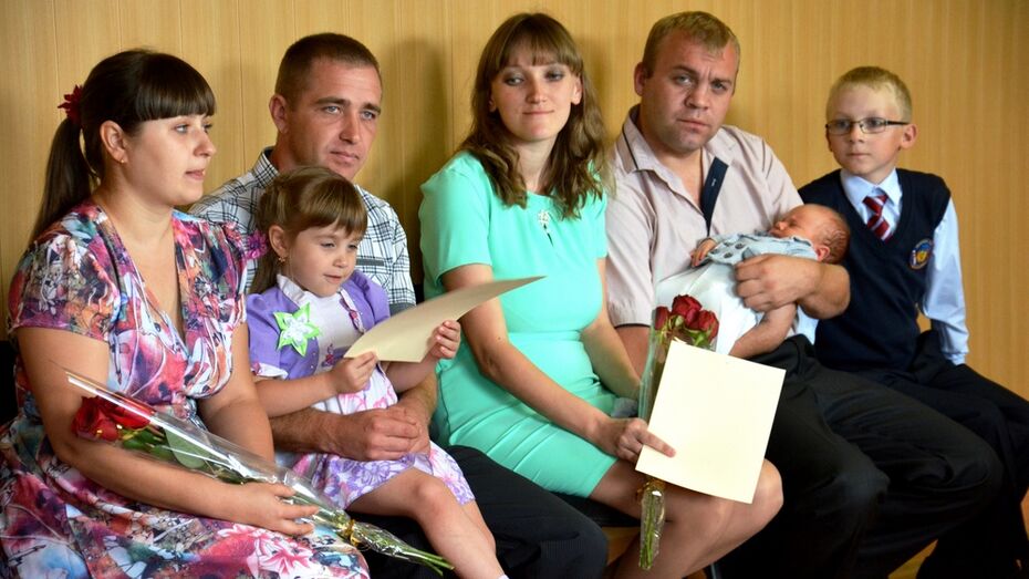 Молодые семьи Поворинского района получили сертификаты на улучшение жилищных условий