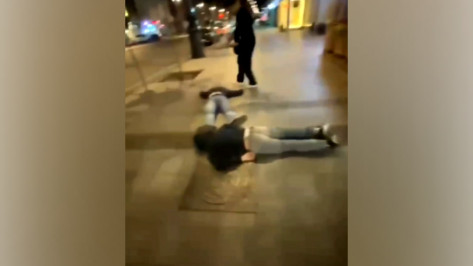 В центре Воронежа троих молодых людей жестоко избили за косой взгляд