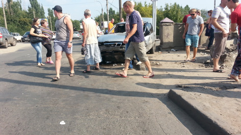 В Воронеже на улице 9 Января «Дэу Нексия» сбила пешехода, мужчина вылетел с моста (ФОТО)