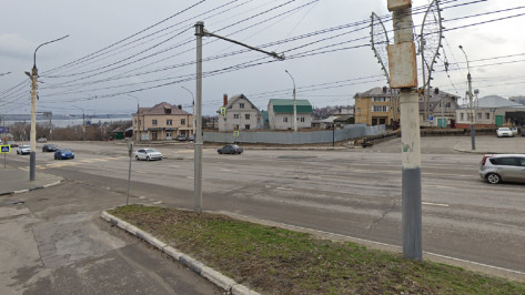 Автомобиль без водителя пересек оживленную дорогу Воронежа