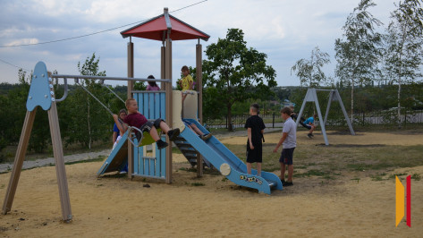 В верхнемамонском селе реконструируют детскую игровую площадку