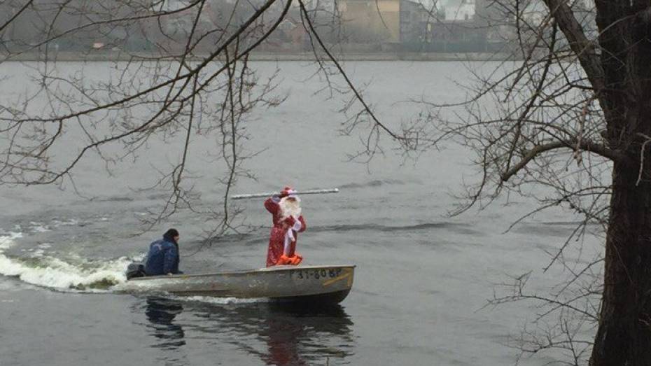 Плывущий на лодке по Воронежскому водохранилищу Дед Мороз попал на видео