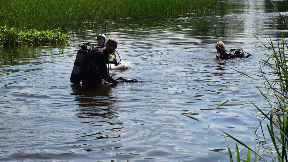 В Рамони любители подводного плавания из Воронежа очистили дно реки на пляже «Мешки»