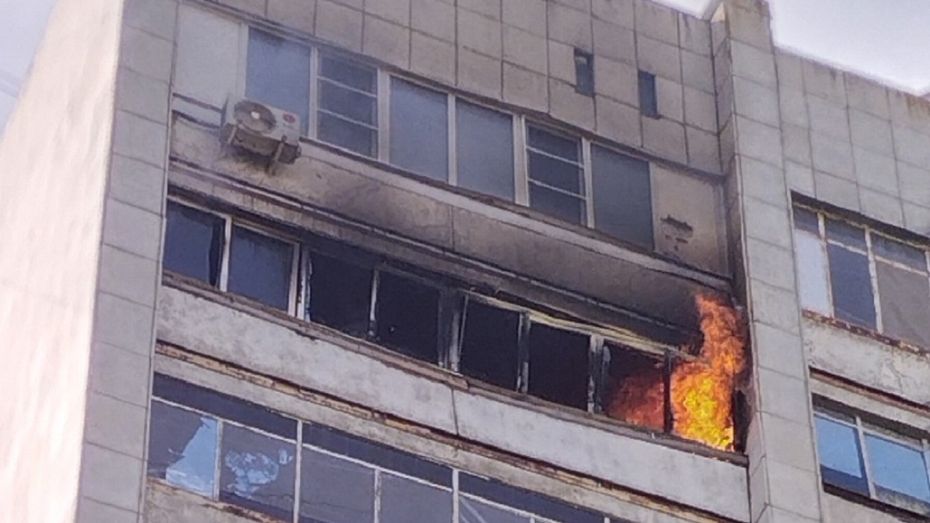 Появилось видео пожара в воронежской 12-этажке, из которой эвакуировали 11 человек