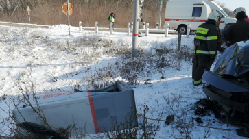 Поезд протаранил Hyundai в Воронежской области: водитель погиб на месте