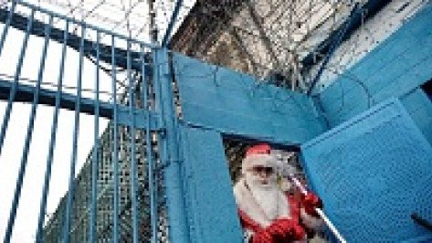 Дед Мороз поздравил трехлетнюю Сашу с Новым годом в колонии строгого режима