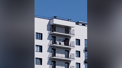 В воронежском ЖК «Яблоневые сады» подростки устроили опасное развлечение на высоте