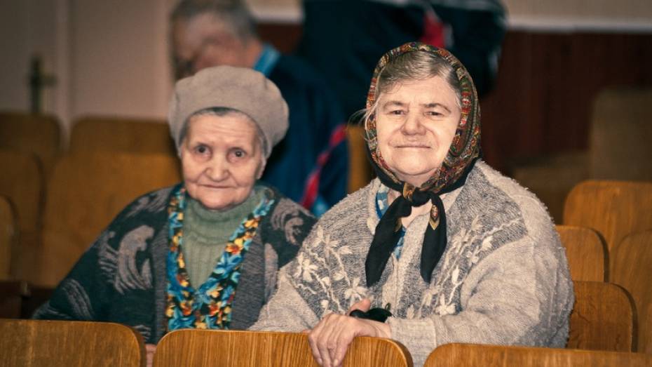 Воронежцы подарят старикам на Новый год расчески и тапочки