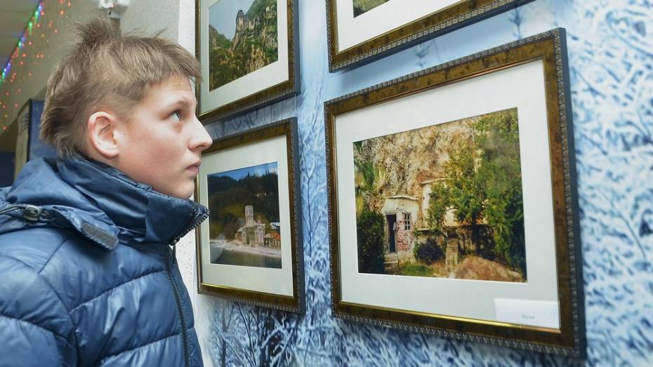 В Бутурлиновском районе открылась фотовыставка «Гора Афон, Гора Святая»
