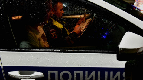 Пьяный воронежец оставил 60 тыс рублей между сиденьями патрульного автомобиля ДПС