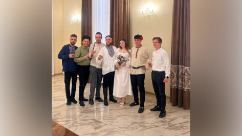 Влюбленные воронежцы сыграли славянскую свадьбу в Боброве