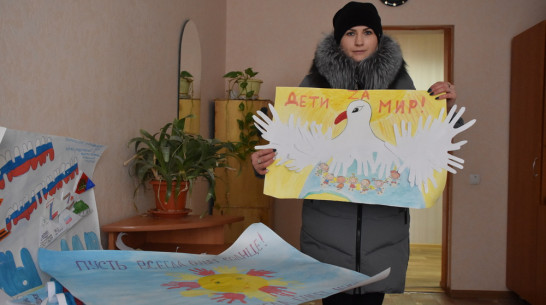 Кантемировские дети поддержали военных письмами и плакатами
