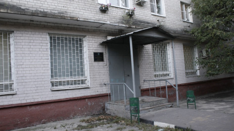 Убивший сына и невестку мужчина ранил судебного пристава в Воронеже