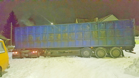 В Семилуках увязшая в снегу фура перекрыла движение на одной из улиц