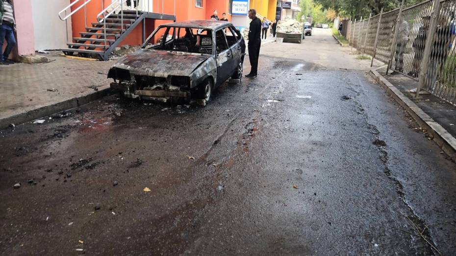 Автомобиль загорелся возле гимназии в Воронеже