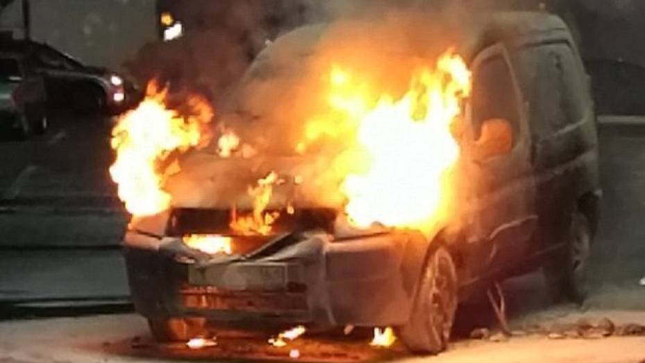 В Сети появилось новое видео с загоревшимся в Воронеже Peugeot