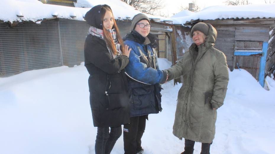 В панинском селе Красный Лиман-1 подростки спасли замерзающую на обочине пенсионерку