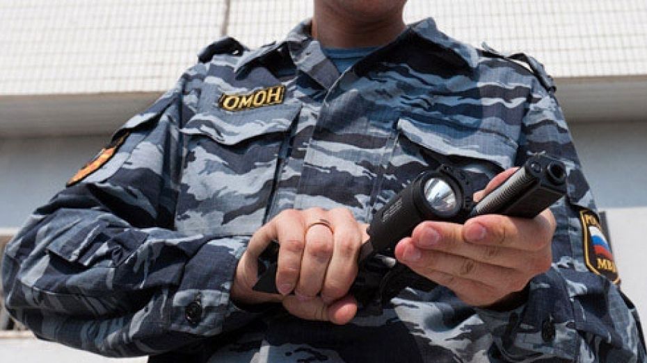 Пьяный житель Воронежа пытался отнять у полицейского служебный пистолет