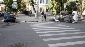 В ДТП у школы в центре Воронежа пострадали 4 человека
