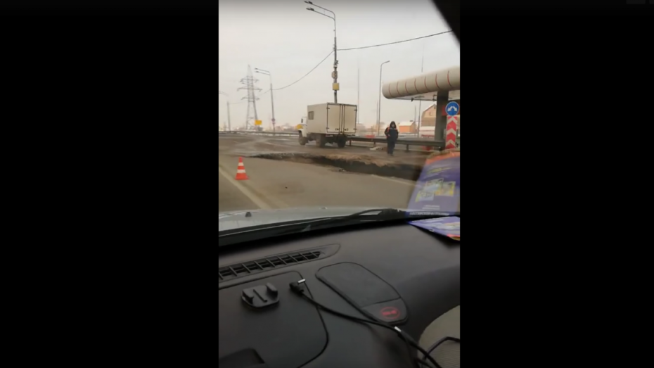Мэрия прокомментировала видео с «провалившимся асфальтом» у АЗС в Воронеже