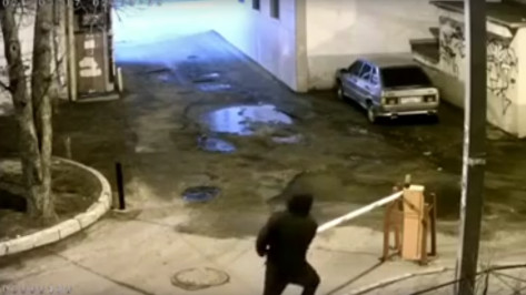 Видео: воронежец не смог обойти шлагбаум и в отместку сломал его