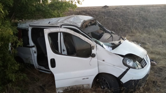В Воронежской области ночью перевернулся микроавтобус Renault: 5 пострадали, 2 погибли
