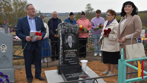 Жители репьевского села Новосолдатка установили новый памятник на могиле местного фельдшера