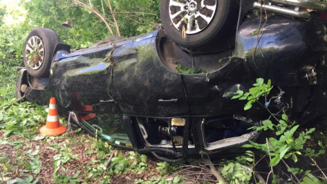 В Воронежской области иномарка опрокинулась в кювет: 4 человека в больнице