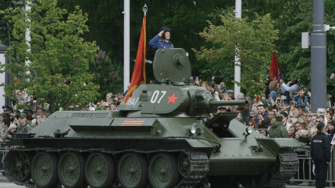 Губернатор Александр Гусев поздравил воронежского ветерана Николая Борисова с днем рождения