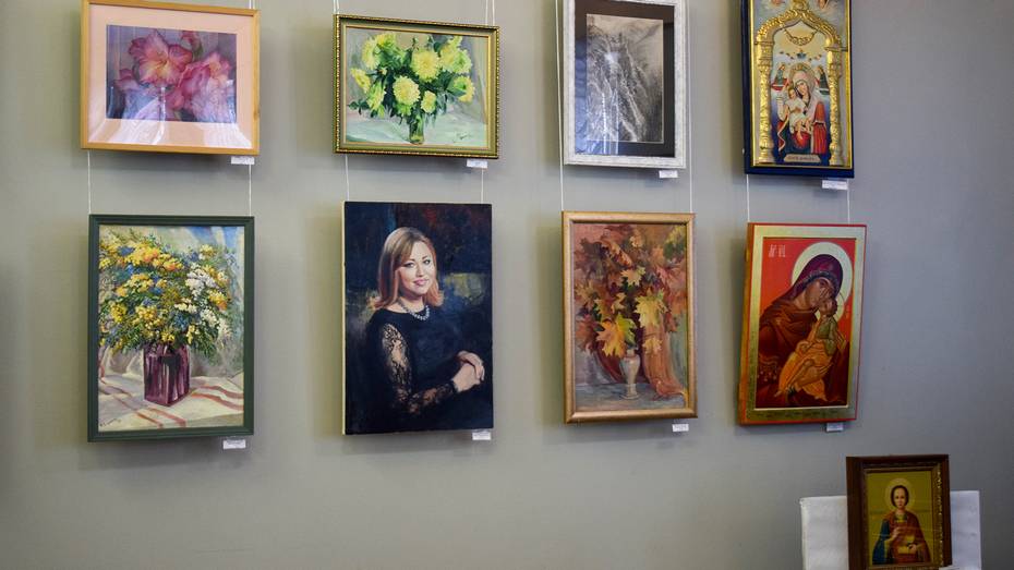 В Лисках открылась коллективная выставка местных художников «Живопись без границ»