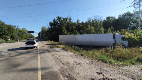 В Воронежской области фура влетела в Mercedes: погибли три человека