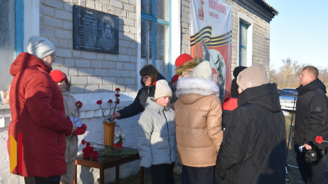 В репьевском селе Фабрицкое открыли мемориальную доску участнику СВО
