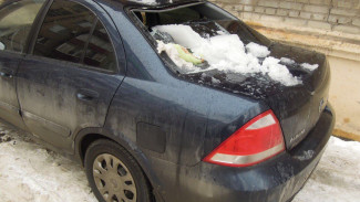 В Воронеже глыбы льда рухнули на Nissan Almera