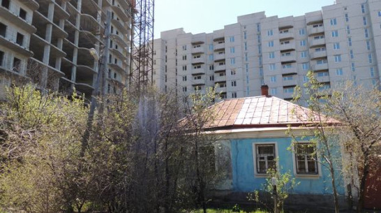 В Воронеже в огород частного дома прилетела плита с близлежащей стройки 