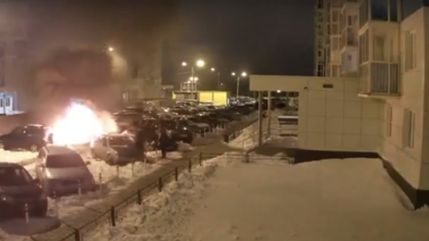 В Левобережном районе Воронежа ночью сгорели 3 автомобиля