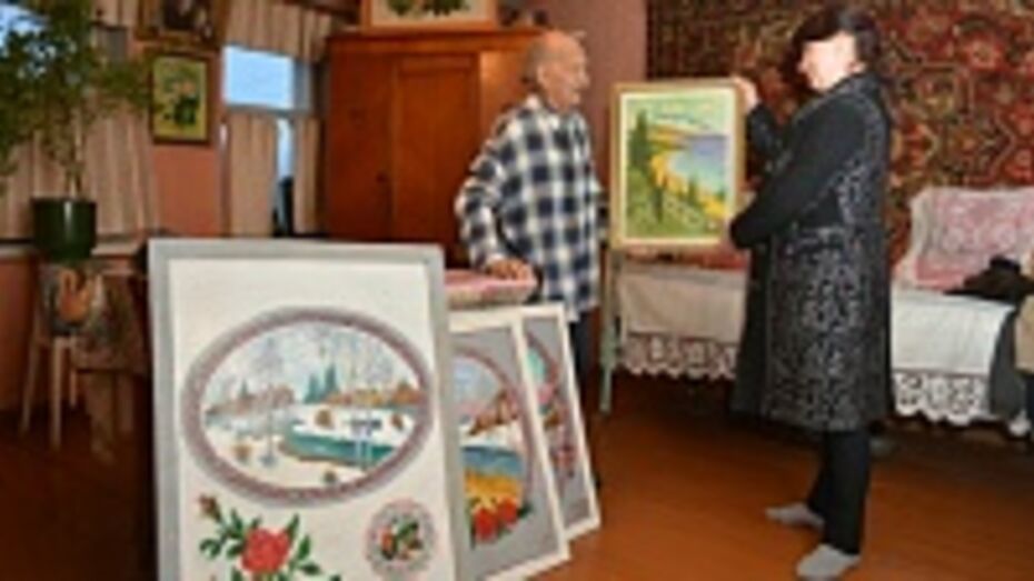 Художник-самоучка из Острогожского района подарил картины сельскому клубу