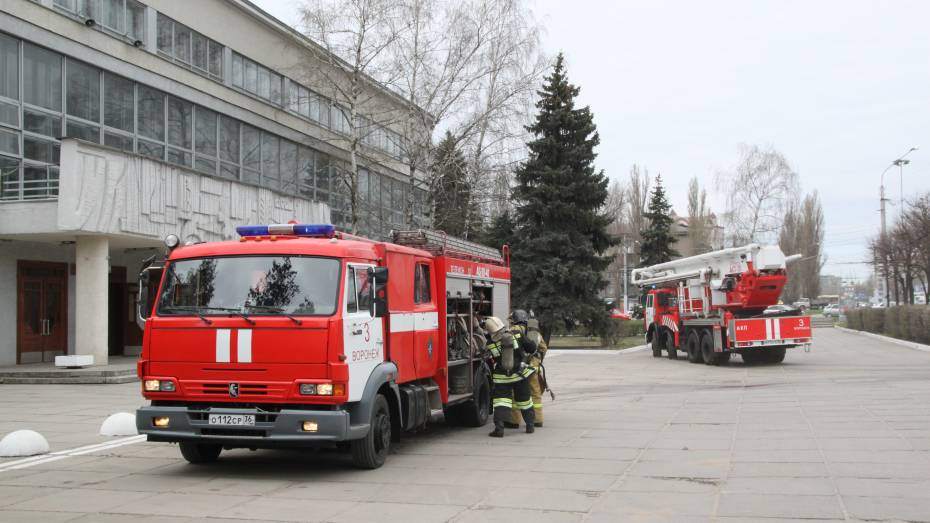 Сотрудники МЧС потушили учебный пожар в ДК 50-летия Октября