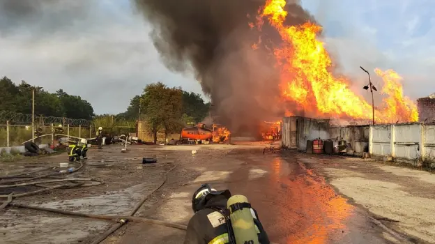 В Воронеже ликвидировали пожар на складе с деревянными поддонами