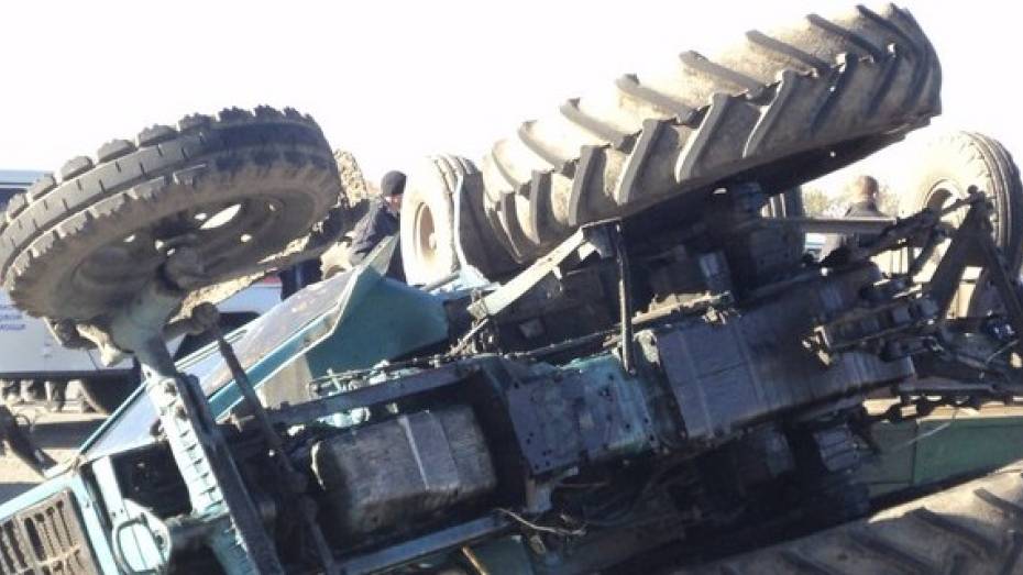 В Бобровском районе трактор столкнулся с грузовиком. Водитель трактора погиб