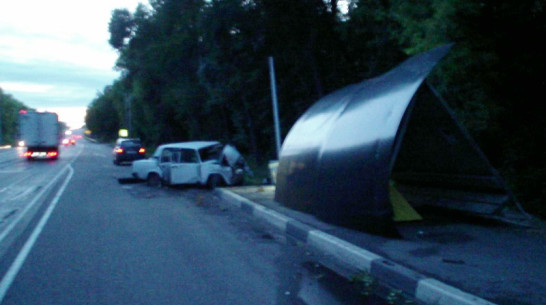 В Воронежской области «ВАЗ» врезался в остановку: пострадали трое