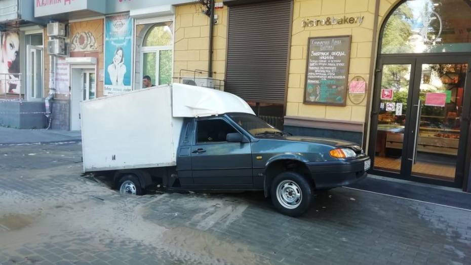 В центре Воронежа фургон провалился под землю из-за коммунальной аварии 