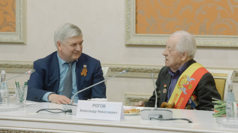 Губернатор Александр Гусев вручил 100-летнему ветерану знак «Почетный гражданин Воронежской области»