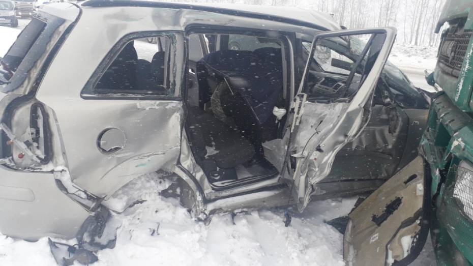 Двое мужчин погибли в ДТП с КамАЗом в Воронежской области