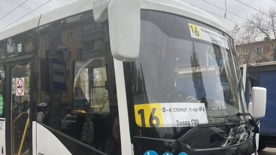 В Воронеже водитель автобуса №16 сбил троих пешеходов