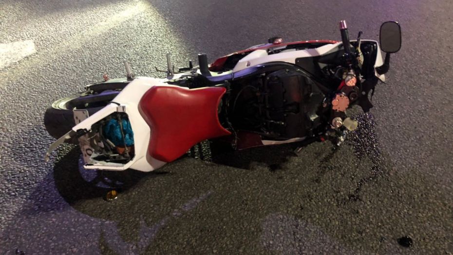 Двое молодых парней на мотоцикле Yamaha пострадали в ДТП в Воронеже