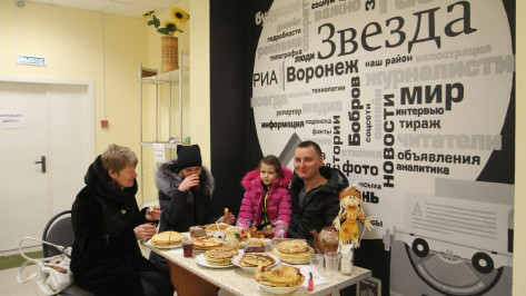 Журналисты бобровской газеты накормили подписчиков блинами на Масленицу