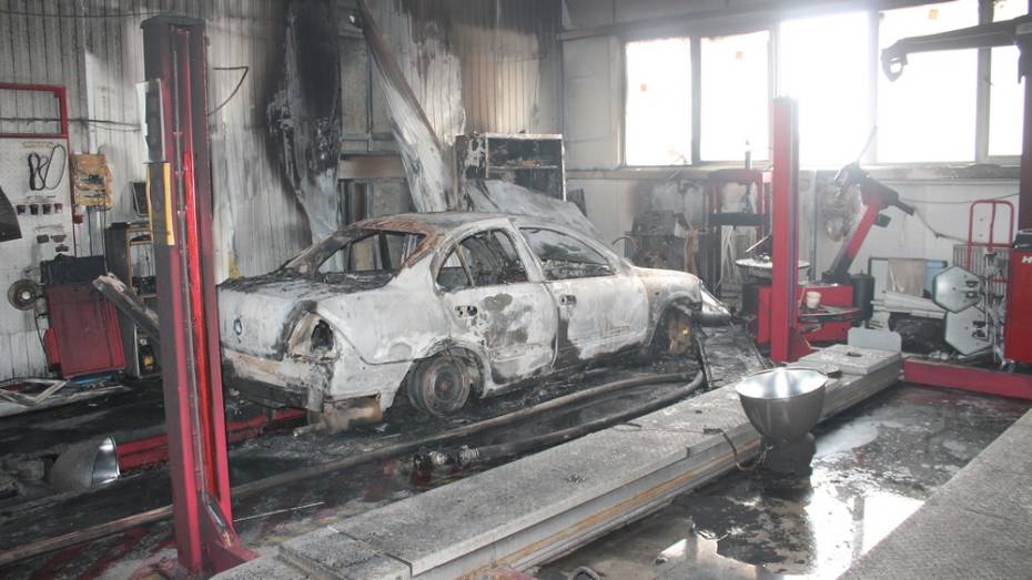 В Воронежской области в автосалоне сгорела иномарка