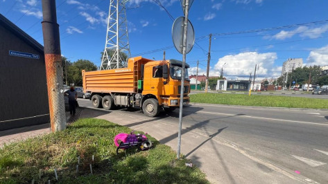 В Воронеже КамАЗ снес двухлетнюю девочку на детском велосипеде