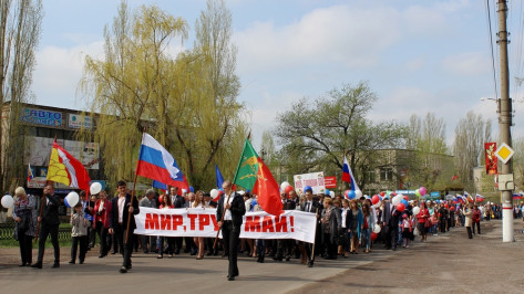 В Таловой  1 мая по центральной улице  прошли колонны демонстрантов