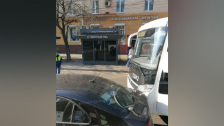 Двойное ДТП парализовало движение на перекрестке улиц Плехановской и Кольцовской в Воронеже